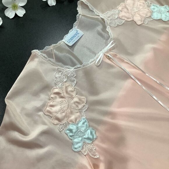 Vintage Lorraine Angel Sleeve Long Nylon Robe Peignoir Silky Floral Appliqué USA - Picture 11 of 16